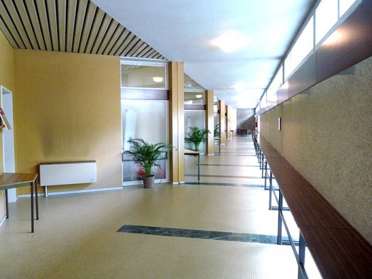 De vastes couloirs d’accès aux salles
